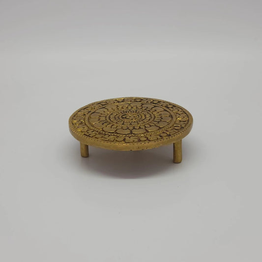 Side profile view showcasing the 3cm product height and stable three-legged tripod base architecture of the 325g solid brass puja stool.