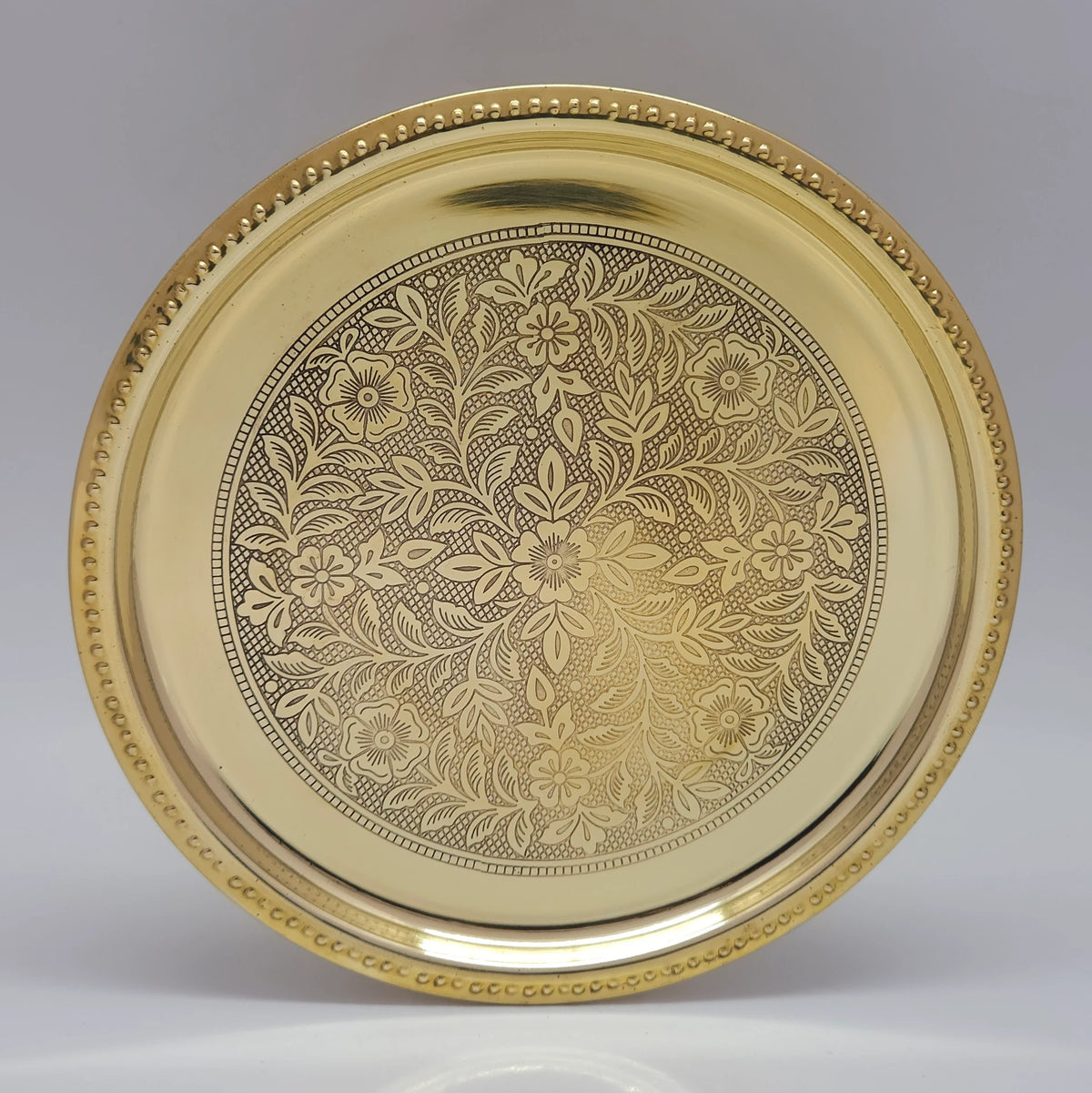 Flower engraved plate with pebbles design