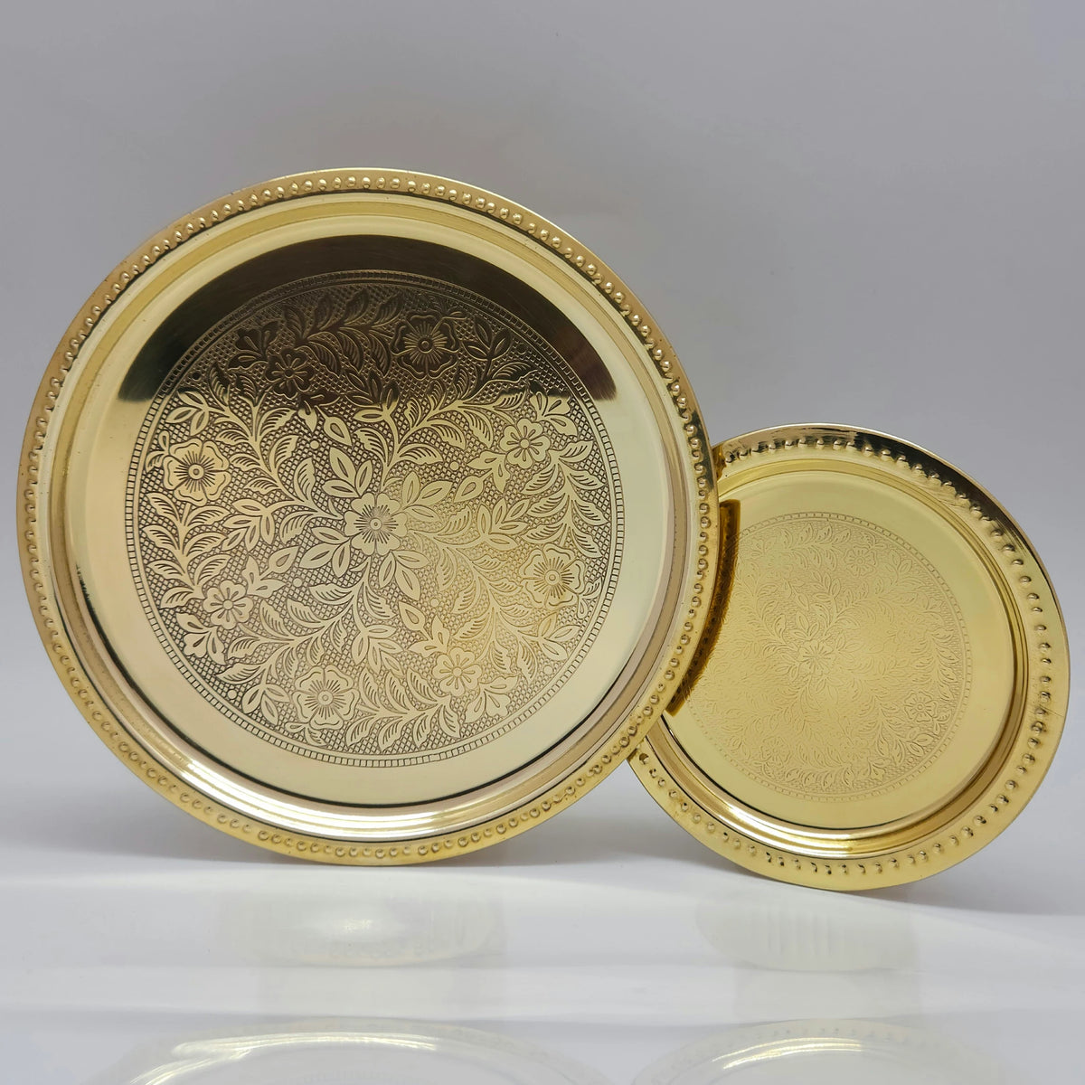 Flower engraved plate with pebbles design