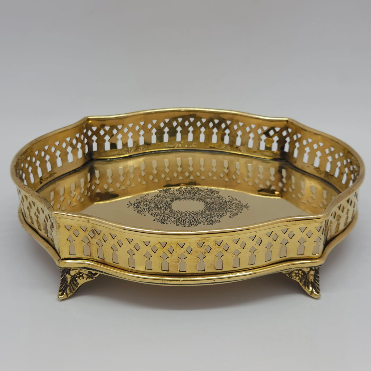 Pahaldhar jaali cut tray