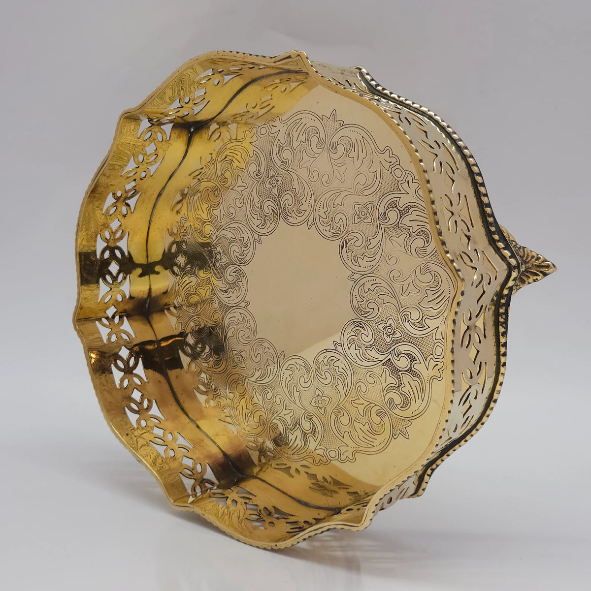 Round pahaldar jali tray