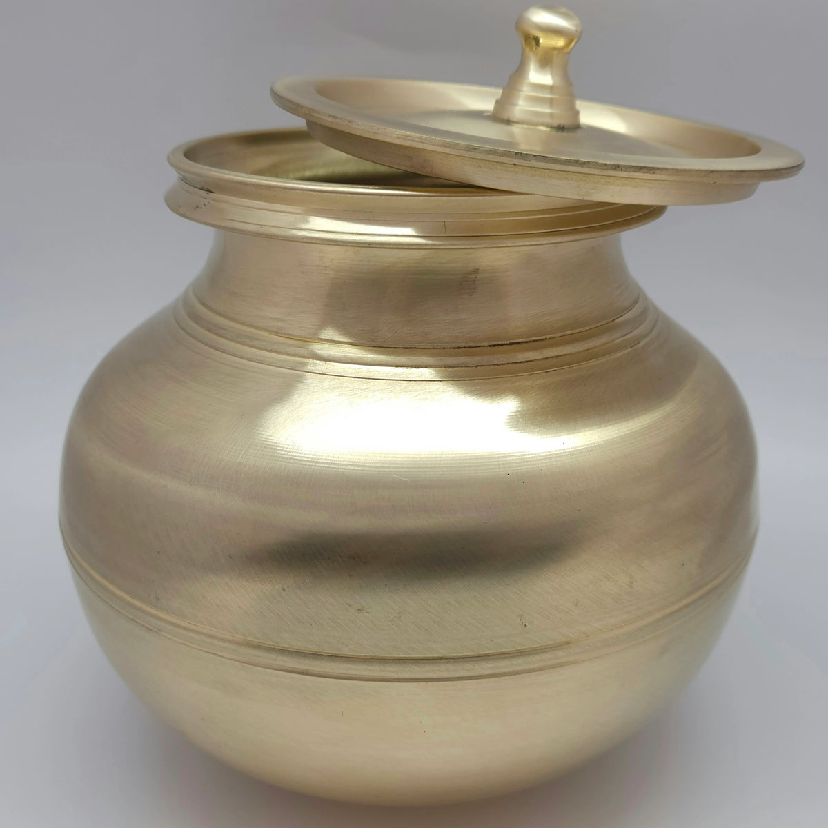 Bronze pot