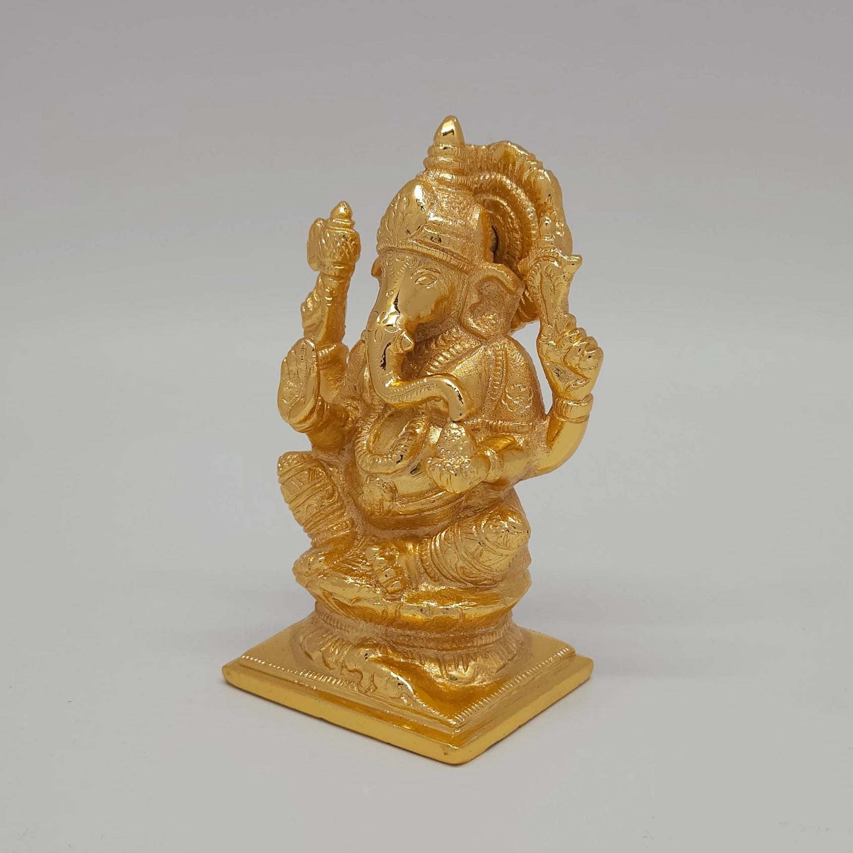 Edampuri Ganpati Gold Idol Right Angle Left Trunk Kireetam Crown Prabhavali Arch