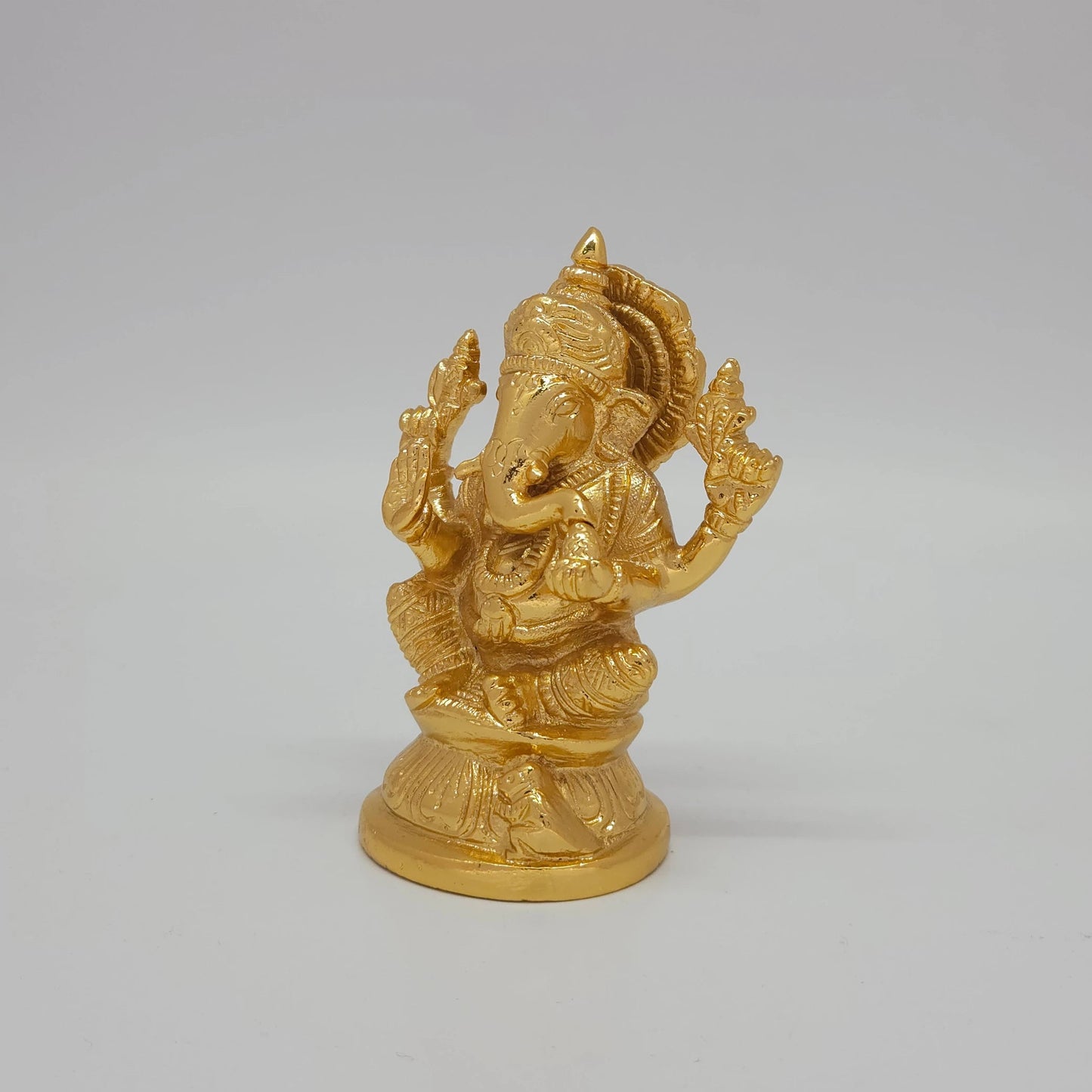 Edampuri Ganpati Gold Idol Right Angle Left Trunk Round Lotus Base Crown Detail