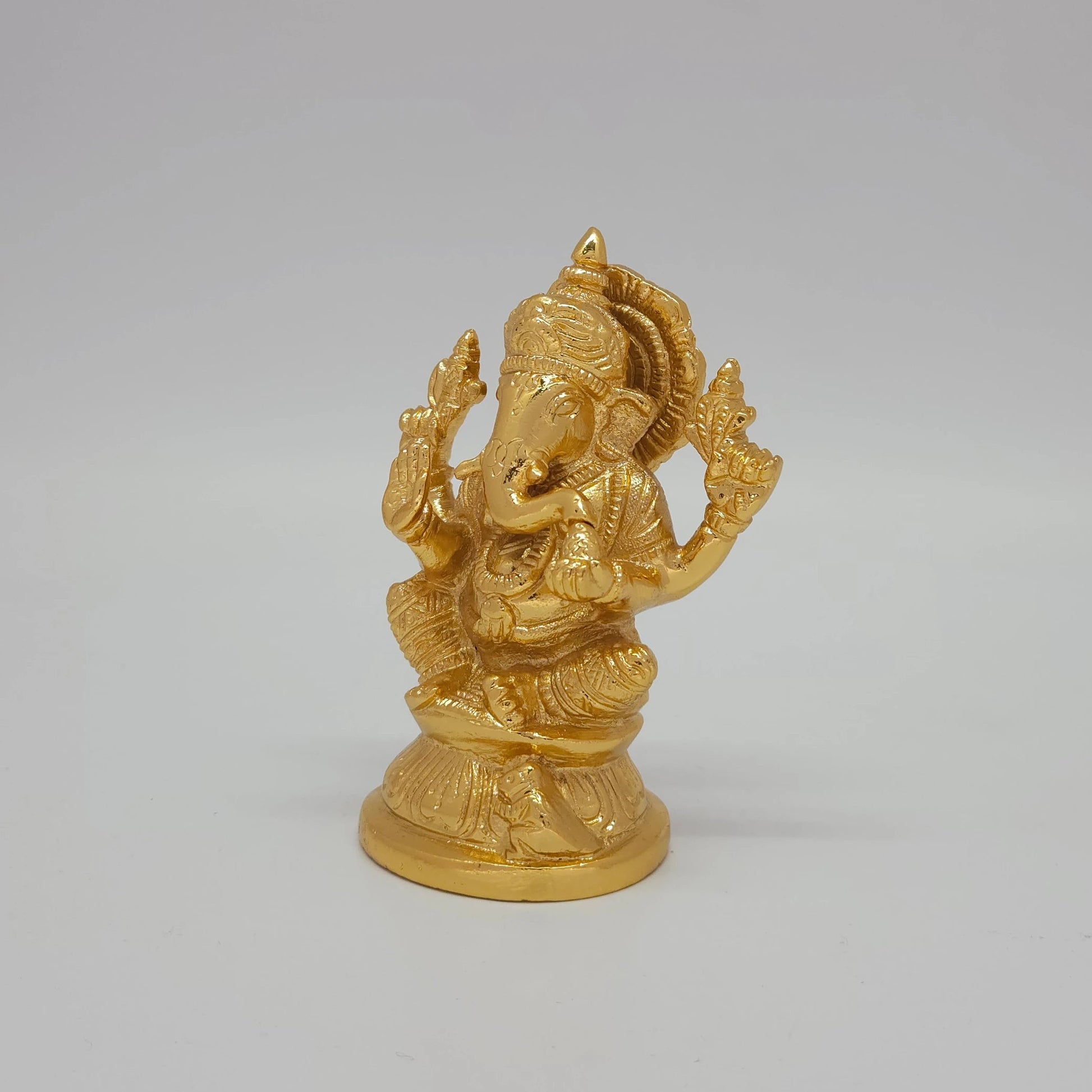 Edampuri Ganpati Gold Idol Right Angle Left Trunk Round Lotus Base Crown Detail