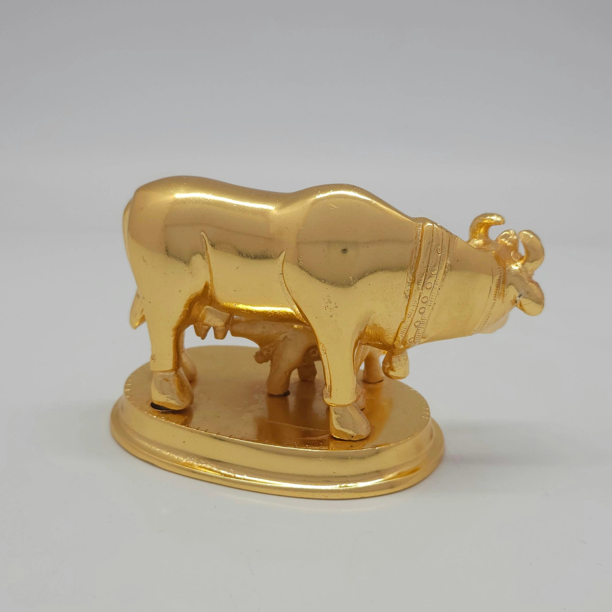 Rear-left 45-degree perspective view showcasing the solid back structure, thick tail outline, and flawless reflective mirror-gold luster.
