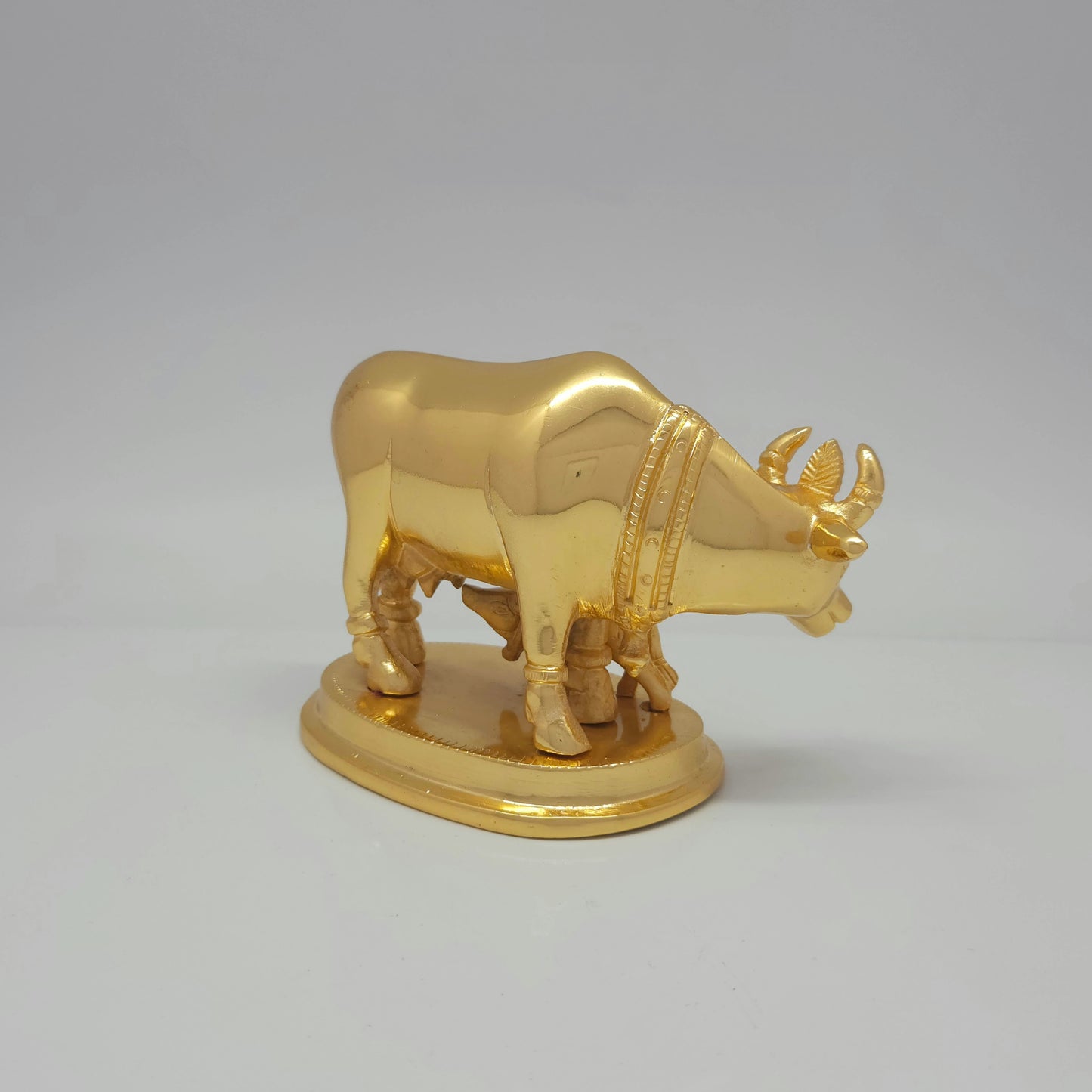 Rear-left 45-degree perspective view showcasing the solid back structure, thick tail outline, and flawless reflective mirror-gold luster