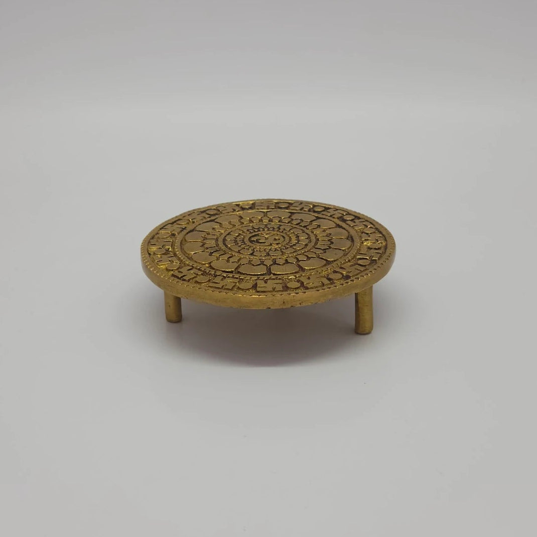 Side profile view showcasing the 3cm product height and stable three-legged tripod base architecture of the 325g solid brass puja stool.