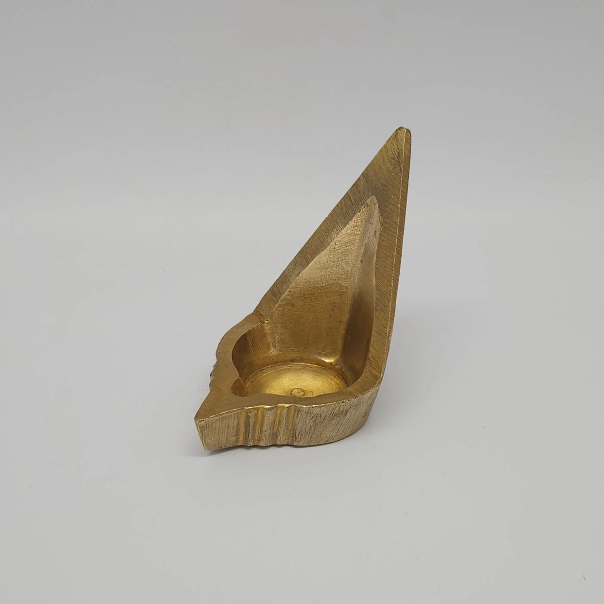 • 
Low angle sharp side profile view of the premium solid brass mada vilakku traditional altar lamp demonstrating the flat reverse backplate for flush wall placement.
