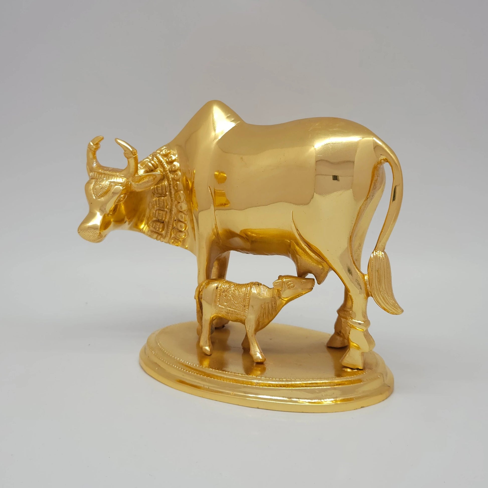 Sri Swaminathan and Co pure brass heavy Kamadhenu cow statue 2.25kg side posture view facing left side tracking the total 20cm length measurements